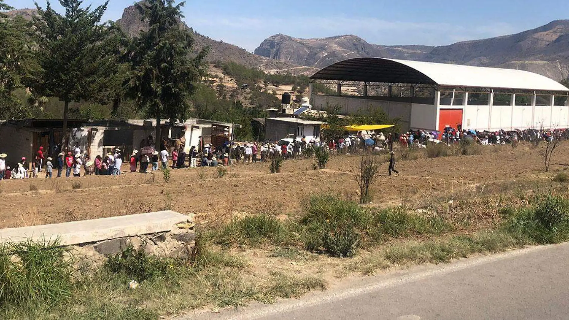 Largas filas y el intenso sol se registra una nutrida afluencia de votantes en los municipios de la Sierra Norte